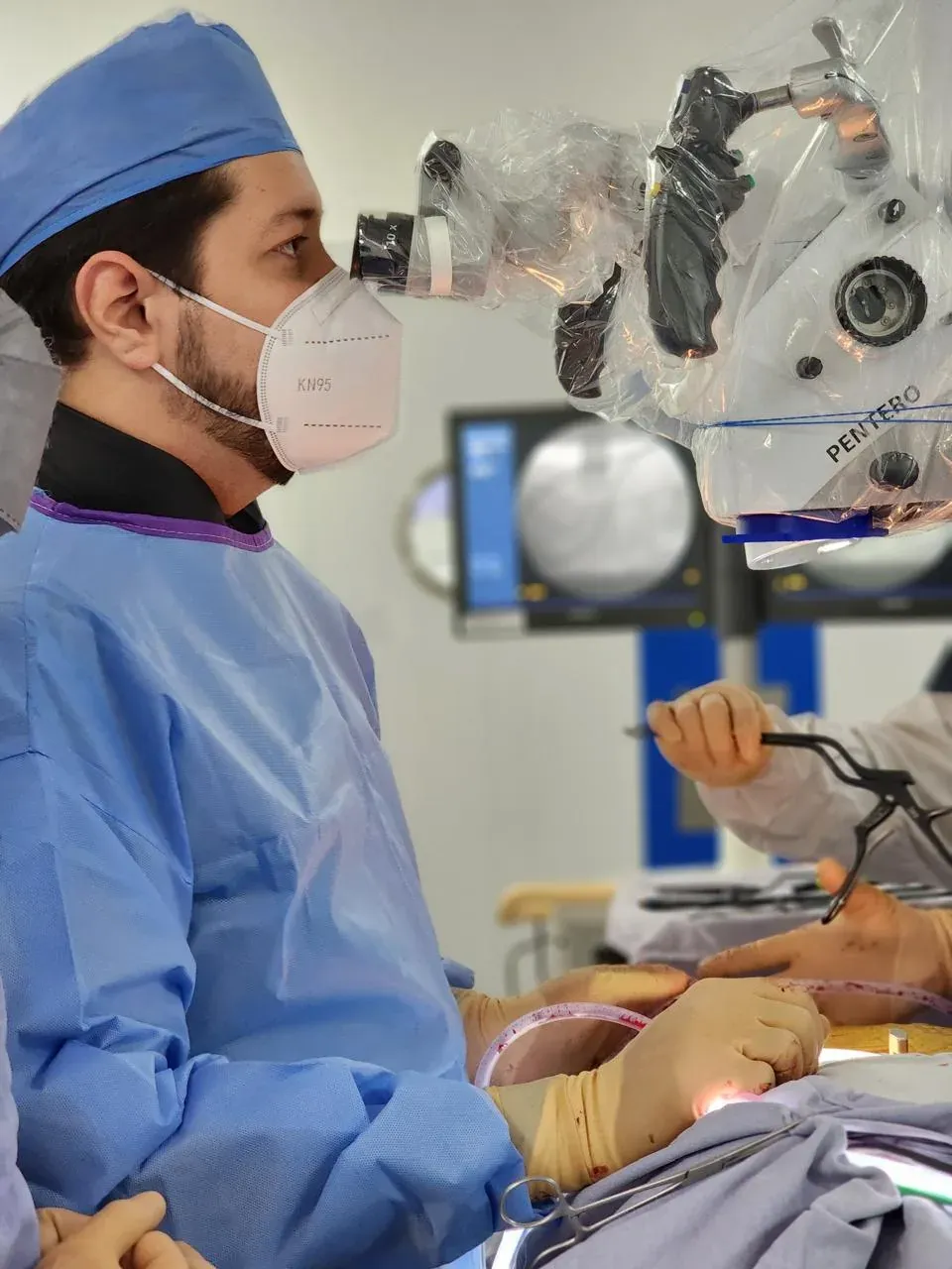 El Dr. Sosa en microcirugía real